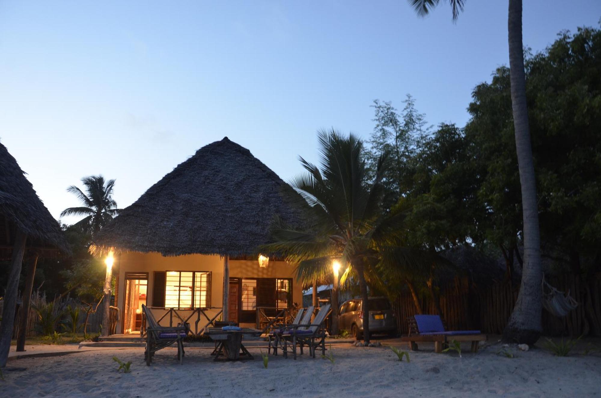Lui Ushongo Beach House Pangani Extérieur photo