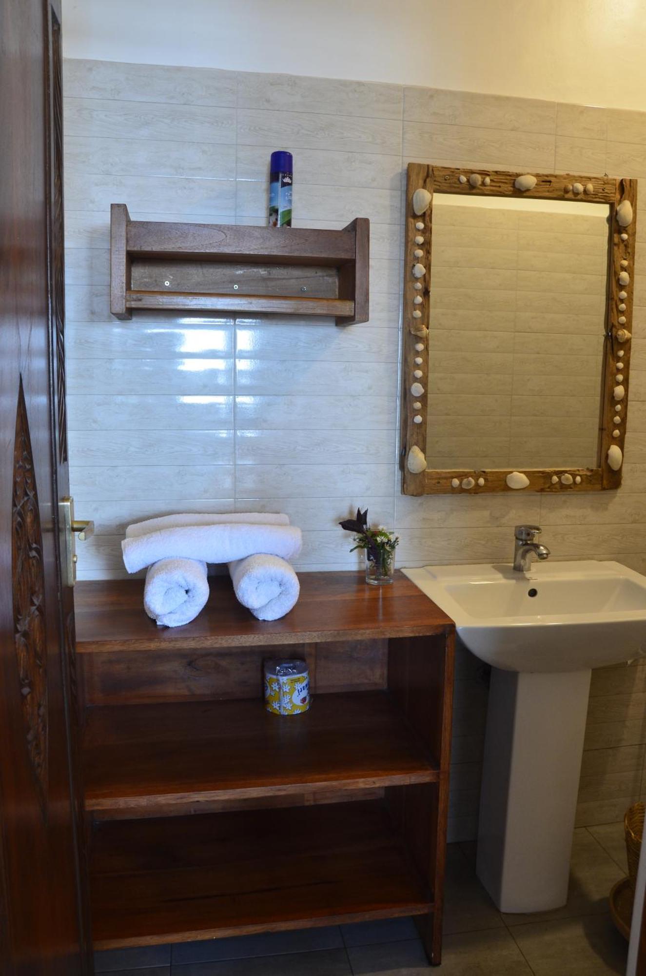 Lui Ushongo Beach House Pangani Extérieur photo