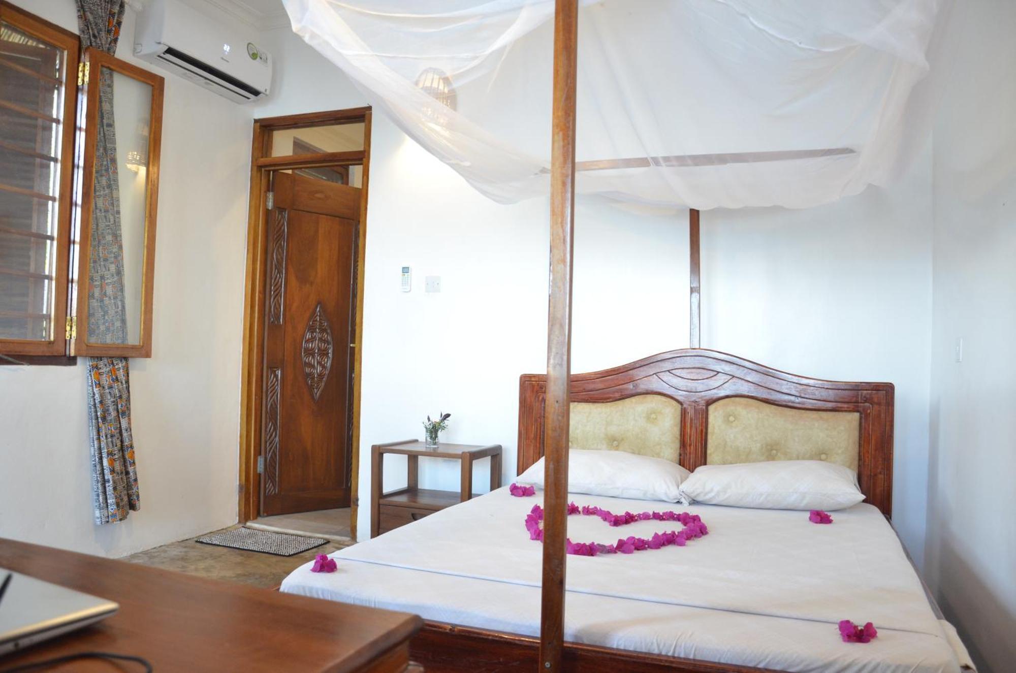Lui Ushongo Beach House Pangani Extérieur photo