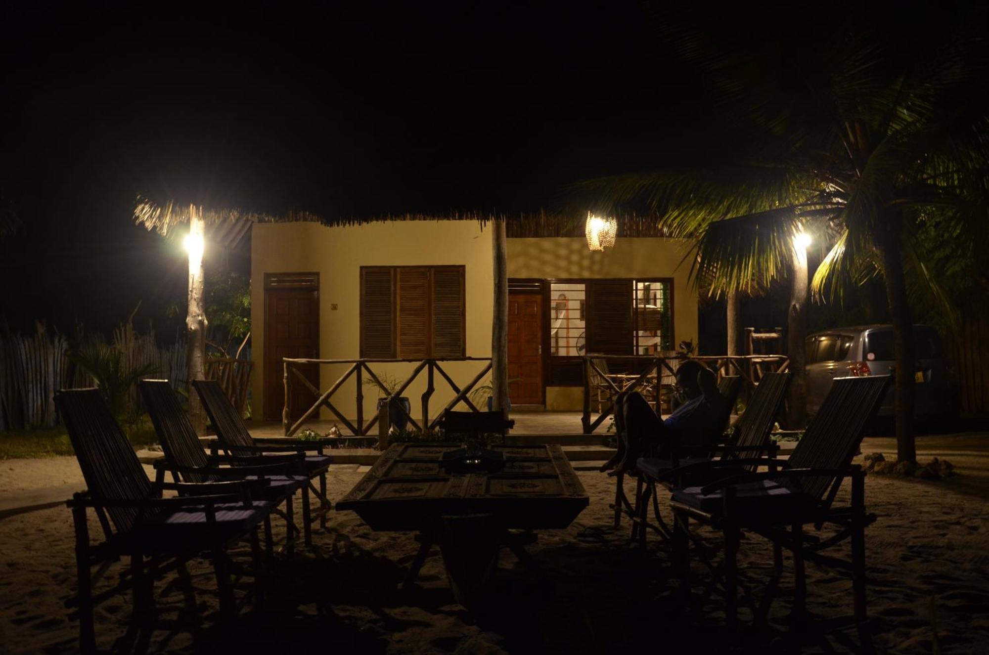 Lui Ushongo Beach House Pangani Extérieur photo